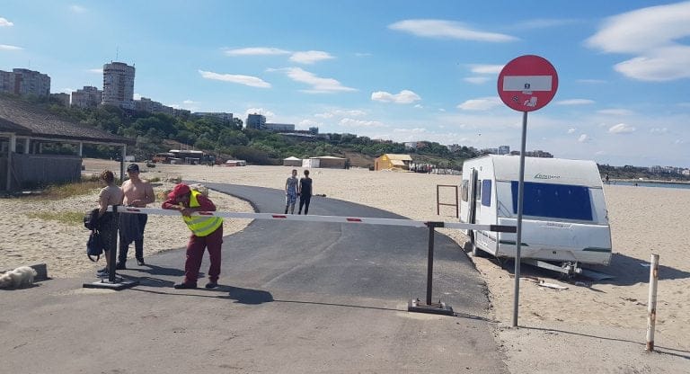 Drumul spre nicăieri. Cu cât a asfaltat Primăria Constanța un drum de 300 de metri, pe plaja Modern