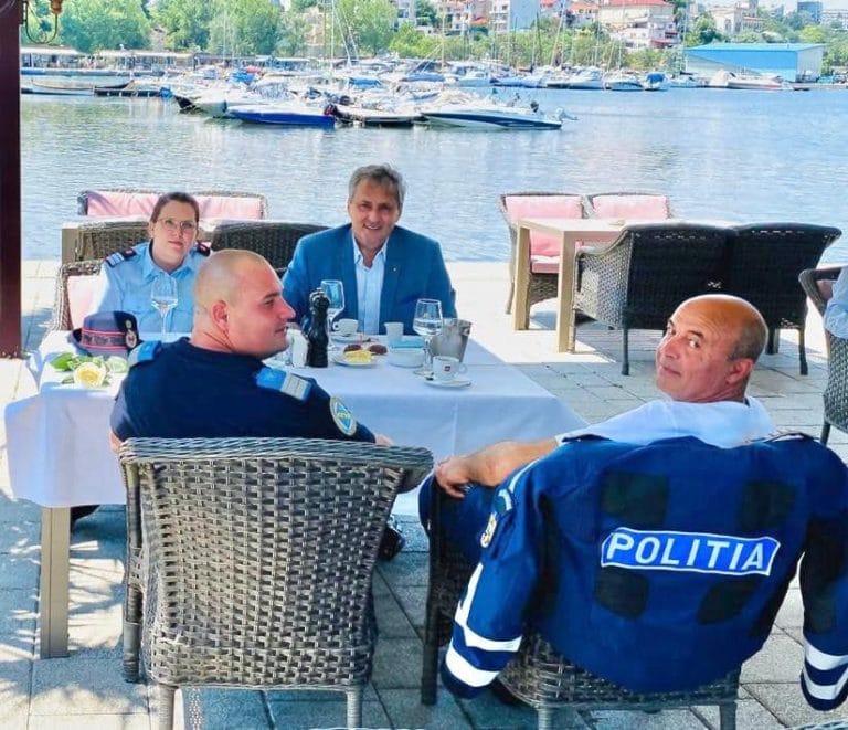 Cine sunt constănțenii care au băut o cafea cu ministrul Vela, la malul mării