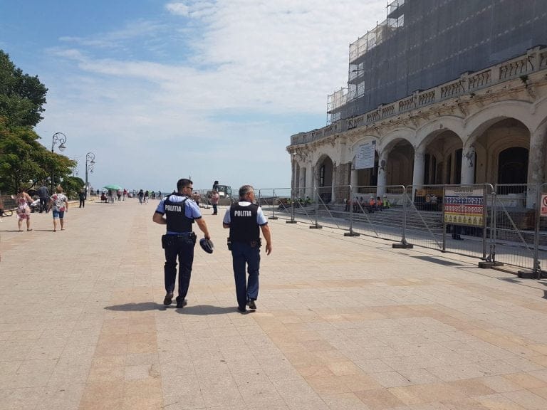 Masca devine obligatorie în toate stațiunile de pe litoral, în zonele de promenadă