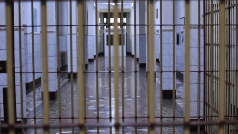 Fost deputat PSD, acuzat de 109 milioane de lei fraudă, se plânge de condițiile din arestul preventiv