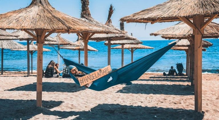 „No more FREE HUGS”, mesajul primăriei pentru turiștii din Vama Veche