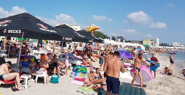 UPDATE Situație gravă pe litoral. 40 de tineri, suspecți de COVID-19, au venit să se distreze la mare