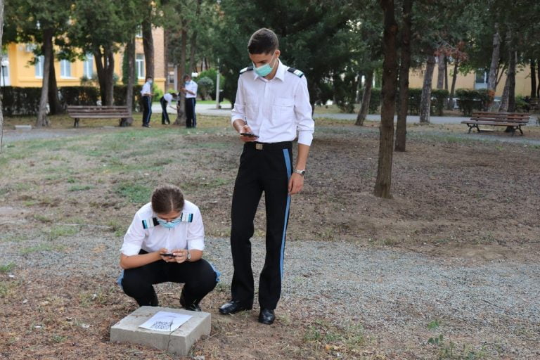 FOTO Ora de religie în pandemie: jocuri cu coduri QR, în aer liber