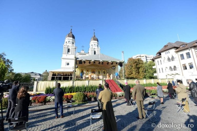 FOTO Imagini dezolante la Iași. Cuvioasa Parascheva ținută departe de credinciosi