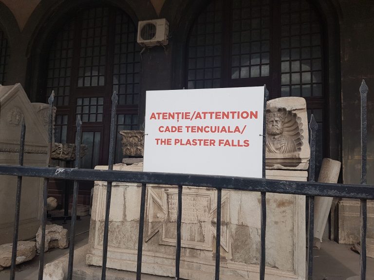 „Atenție, cade tencuiala!” Muzeul de Istorie și Arheologie din Constanța, simbol al nepăsării autorităților