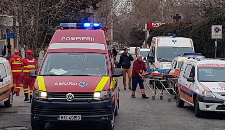 Gestul disperat al unei mame: colivă dusă la Consiliul Județean. „De ce la București se poate, dar la Constanța nu?” VIDEO