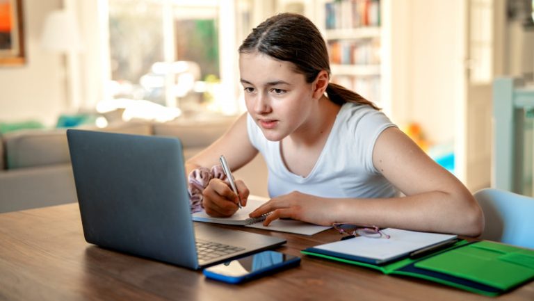 Ateliere de oratorie online, pentru elevi din Constanța, Tulcea și Brăila