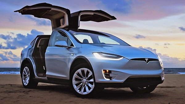 Mașinile Tesla, introduse ilegal în circulație pe șoselele din România? RAR și Poliția, opinii diferite