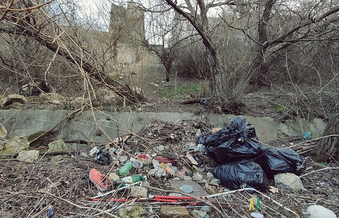 RAEDPP a abandonat lângă un loc de joacă gunoiul adunat de pe taluzul plajei Modern