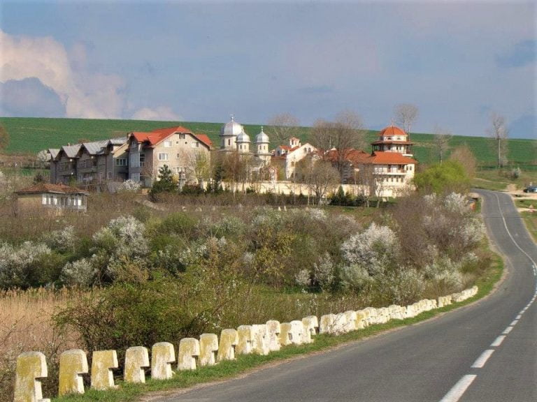 Destinul bătrânei care a donat Mănăstirii Dervent terenul cu „crucea de leac”