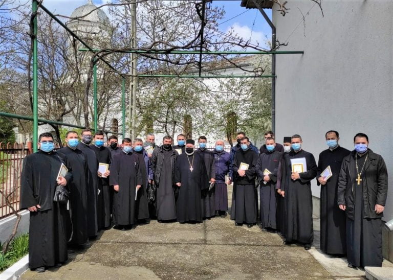 Gest filantropic în Episcopia Tulcii. Mai multe parohii sărace au primit ajutoare financiare