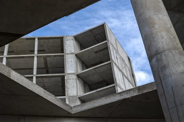 Om de afaceri acuzat că a vândut beton contrafăcut pentru fundația unui P+4E. SRI și procurorul general al Dobrogei, în dosarul instrumentat de DNA