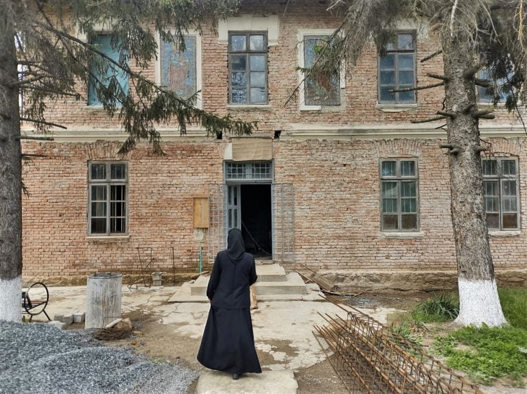 „Atelierele” Mănăstirii Celic Dere, în plin proces de restaurare. Clădirea datează din 1911