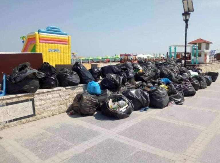 Saci cu gunoaie aruncați pe promenada din Mamaia Nord. Vinovații: agenții economici