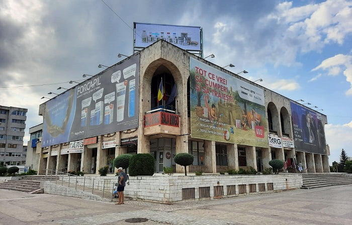 Primul efect al noului regulament de publicitate. Dispar mesh-urile de pe Casa de Cultură