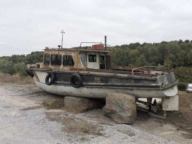 FOTO O epavă din Delta Dunării, în atenția unei comunități. Ce întrebuințare i-au găsit