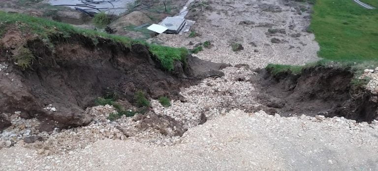 Terenul se surpă pe malul Canalului, la Nădodari foto: FB/Reporter