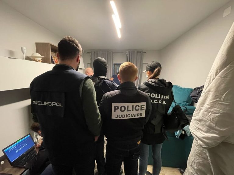 Operațiunea GoldDust. Hackeri români, implicați în furturi de miliarde de dolari. Percheziții în Constanța