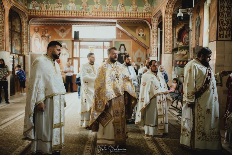 Bani de la stat pentru salariile preoților. Câte milioane de lei primește în fiecare lună Arhiepiscopia Tomisului