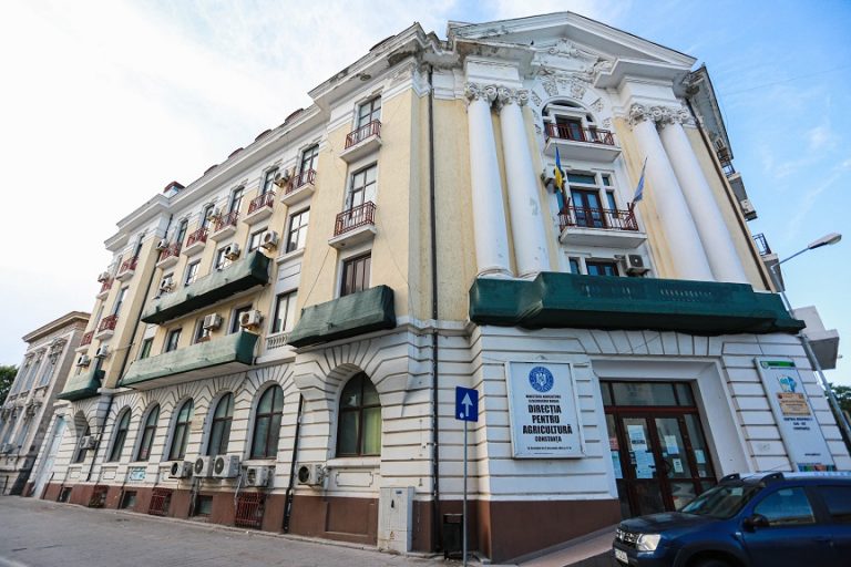 Conducerea Direcției Agricole Constanța încasează sporuri pentru condiții vătămătoare de muncă, deși desfășoară doar activitate de birou