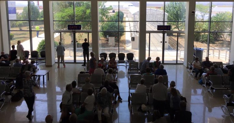 Pasageri pe Aeroportul Tulcea foto: Aeroportul Tulcea/Facebook