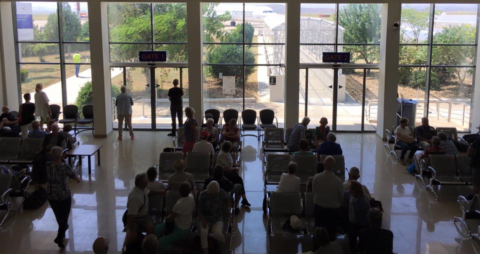 Pasageri pe Aeroportul Tulcea foto: Aeroportul Tulcea/Facebook