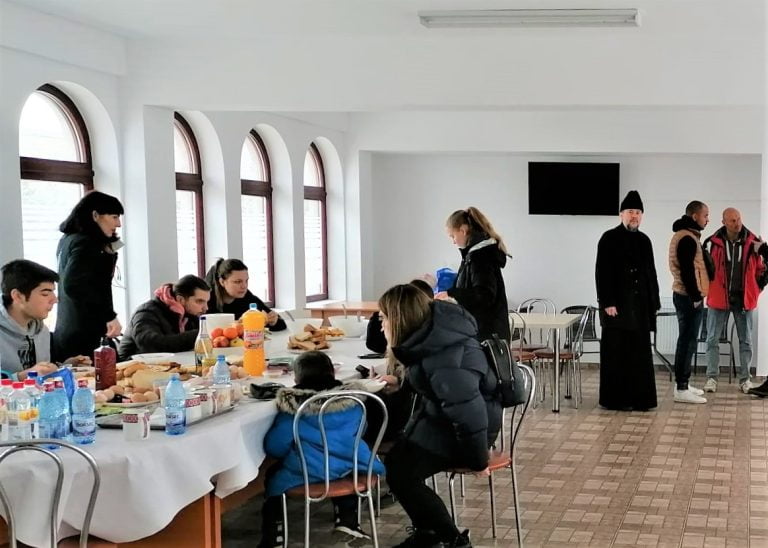 Episcopia Tulcii, de la rugăciuni la fapte. 28 de refugiați cazați în sediul Protoieriei Niculițel