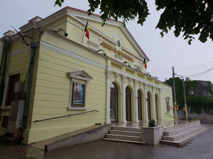 FOTO: Arheologii au descoperit în foaierul Teatrului Fantasio continuarea zidului cetății Tomis