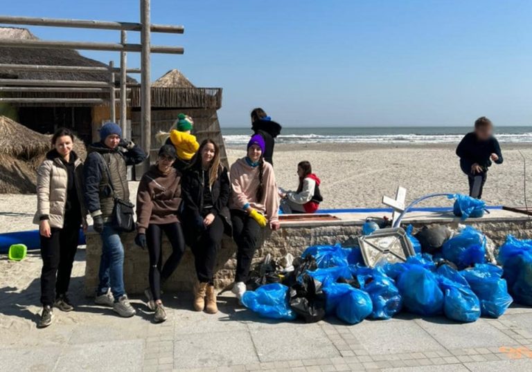 VIDEO: Un grup de refugiați găzduit în Mamaia a igienizat plaja din proprie inițiativă