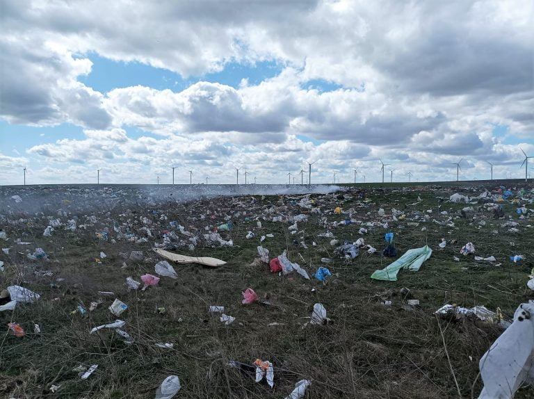FOTO Câmpuri pline de gunoaie la intrarea în localitatea Cogealac