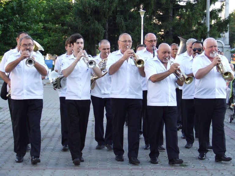 Vă place Fanfara Muzica Apelor? Haideți la concerte!