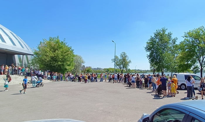 Donațiile constănțenilor pentru refugiații ucraineni au scăzut cu 90%. Autoritățile locale nu oferă niciun sprijin și au pasat toată responsabilitatea pe umerii Crucii Roșii