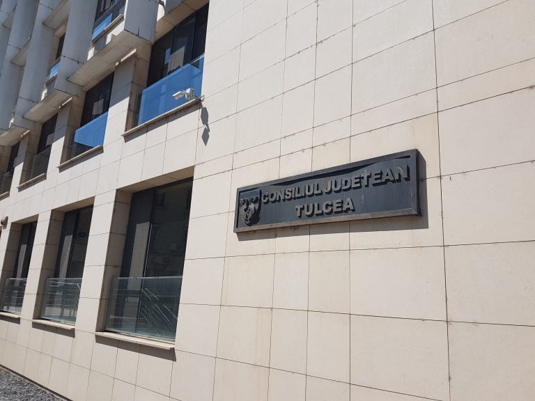 Un inspector din cadrul CJ Tulcea, prins în flagrant când lua mită