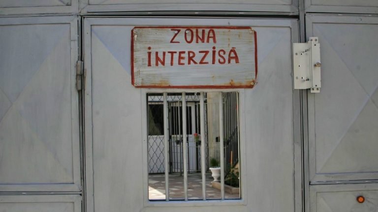 Un fost vameș, condamnat penal, solicită daune morale pentru condițiile din închisoare