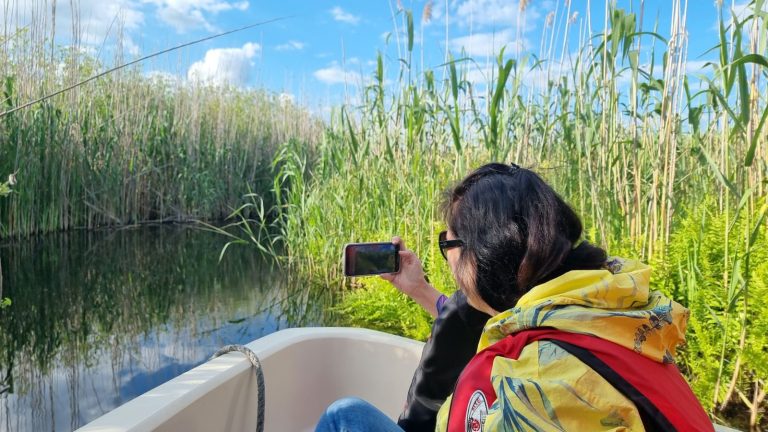 Turist în Delta Dunării foto: AMDTDD
