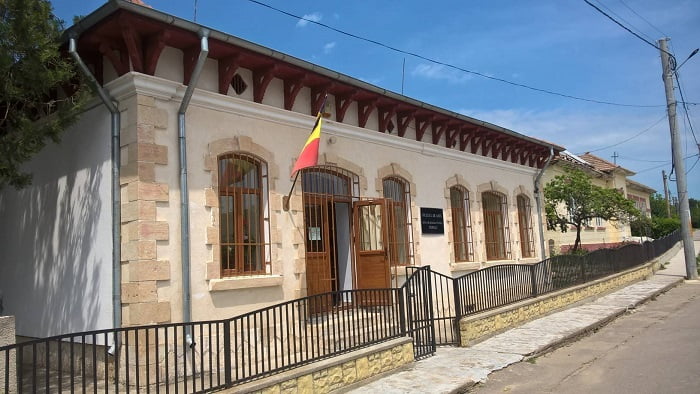 Conducerea Muzeului din Topalu vrea să cumpere un WC – container cu 64.000 euro, bani retrași de la investiția într-un laborator