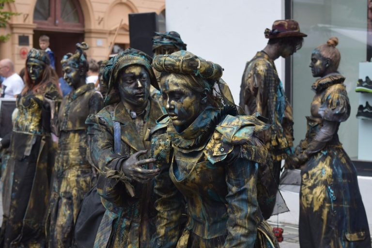 SEAS 2022 se apropie de final. Organizatorii ne oferă un cadou-surpriză: un spectacol de teatru stradal