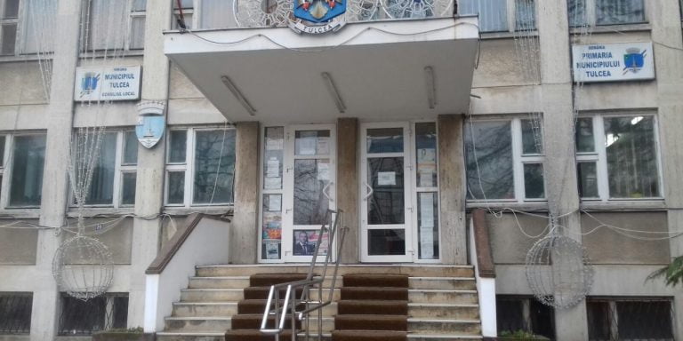 Primăria Tulcea își mută activitatea la un hotel. Cum motivează decizia