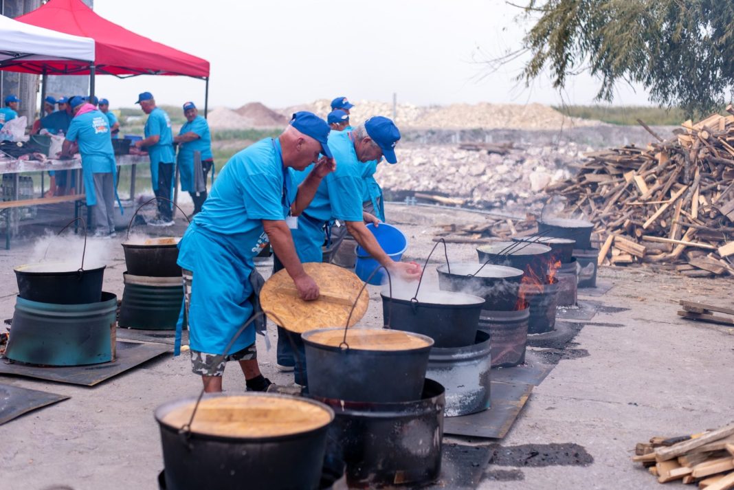 Prepararea borșului de pește la Jurilovca FOTO: Eugen Ion