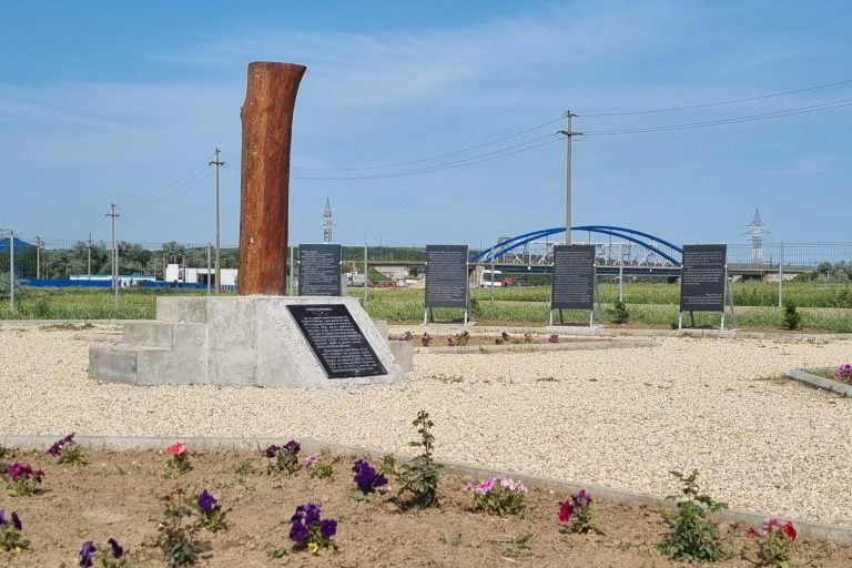 Stâlpul Infamiei – piesa centrală a „Muzeului în aer liber” din incinta Memorialului Poarta Albă