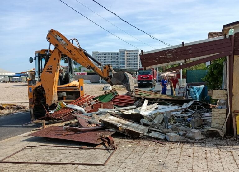 Construcții demolate în stațiunea Jupiter FOTO: Primăria Mangalia