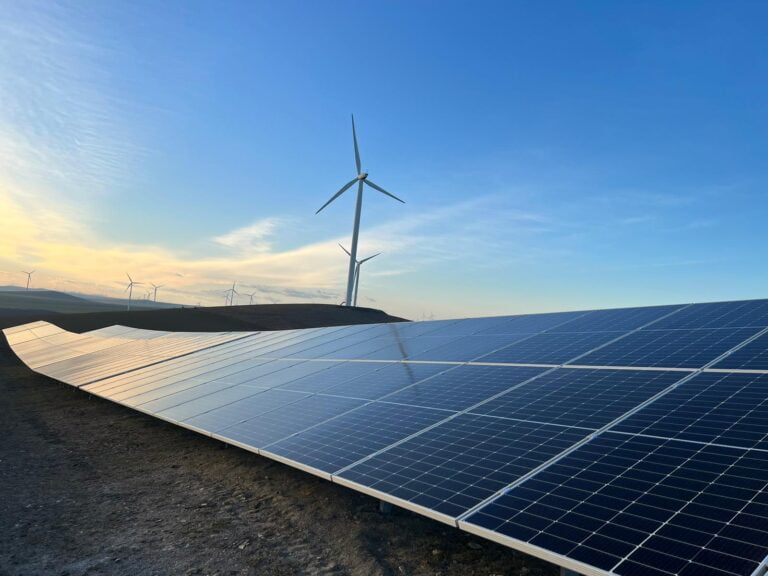 Prima centrală mixtă fotovoltaică și eoliană din România a fost construită în județul Tulcea