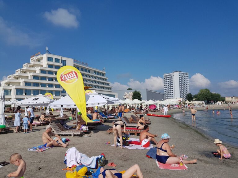 Destinația Mamaia, în vârf de sezon. Cât te costă cazarea în cea mai cunoscută stațiune a litoralului românesc, la început de august