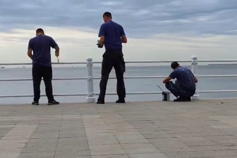 VIDEO: Militarii Forțelor Navale, puși să vopsească fără aprobare balustrada falezei Constanța – piesă de patrimoniu protejată aflată în administrarea primăriei