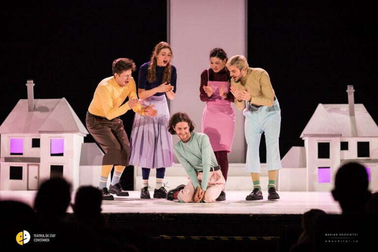 „Logodnă relativă” și „8 TAȚI” – spectacolele finalului de octombrie la Teatrul de Stat Constanța