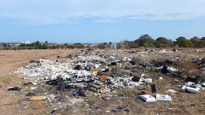 FOTO: Contaminare masivă cu deșeuri în Rezervația ”Mlaștina Hergheliei – Obanu Mare și Peștera Movilei” din Mangalia, sit Natura 2000 transformat în groapă de gunoi