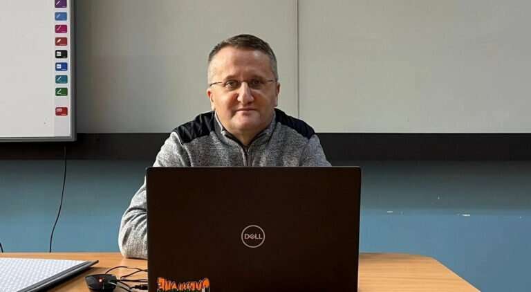 Profesorul care lansează „Neuroii”, un joc unic pentru elevii din România. „Este un joc de cultură generală” VIDEO