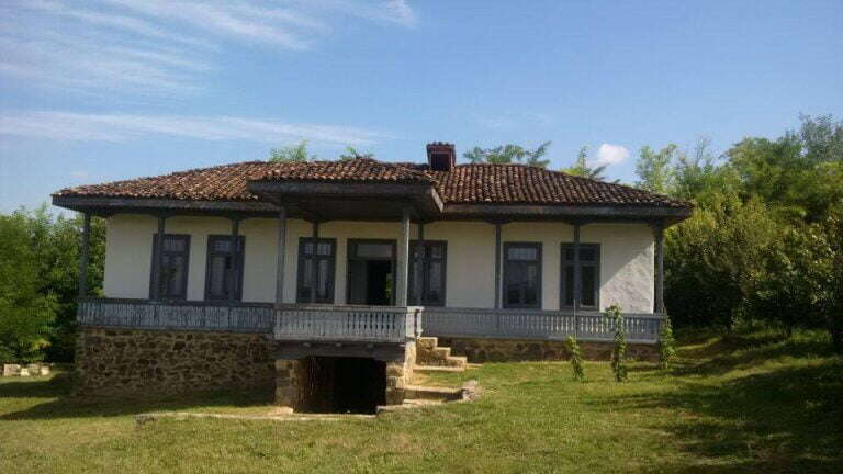 Tradiții dobrogene. Ce făceau femeile în ajunul Înălțării Domnului, ziua în care credeau că „zboară morții în cer”