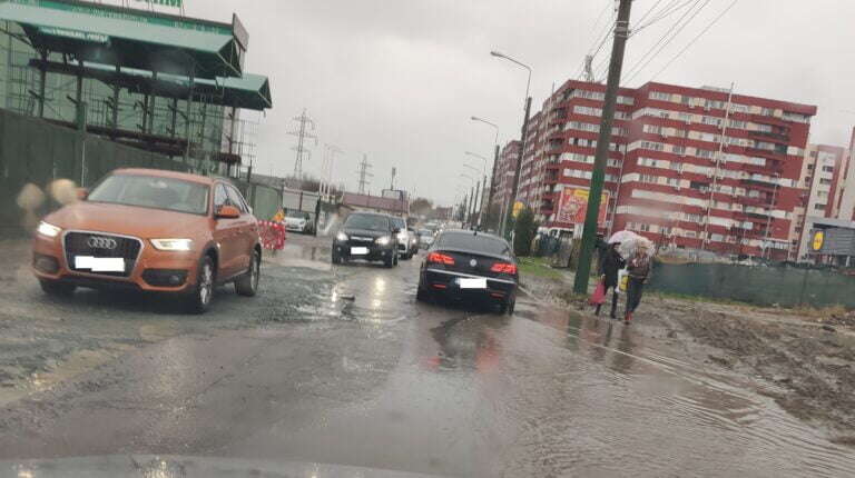 Drumurile din Constanța, un dezastru. IPJ refuză să spună dacă a dat amenzi pentru starea neîngrijită a carosabilului