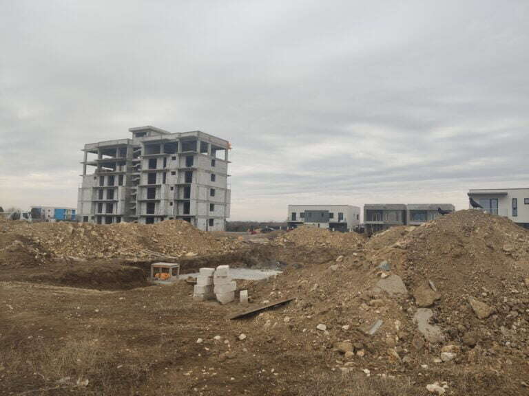 Mamaia Sat, haosul construcțiilor. Localnic: „A devenit o mahala. Nu ai cum să trăiești cu familia aici”